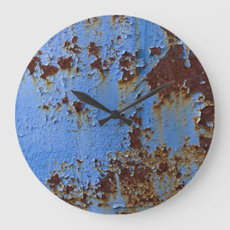 Metall- und Blaulacktextur. Große Wanduhr