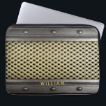Metallarme Typ Laptopschutzhülle<br><div class="desc">Ein cooler, rauer Industriestil für Typ, Männer. Graue Imitate Stahl und Gold aussehen Metall und Nieten. Personalisieren und fügen Sie Ihren Namen, hellgraue Buchstaben.</div>