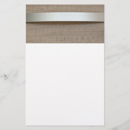 Metallgebogene Platte mit Holzoberfläche dahinter Flyer (Vorne)