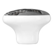 Metallhintergrund mit mechanischem Schaden Keramikknauf (Seitenansicht)