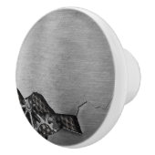 Metallhintergrund mit mechanischem Schaden Keramikknauf (Rechts)