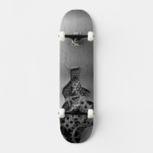 Metallhintergrund mit mechanischem Schaden Skateboard (Vorderseite)