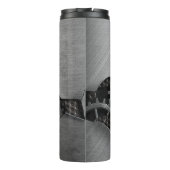 Metallhintergrund mit mechanischem Schaden Thermosbecher (Rückseite)