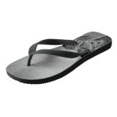 Metallhintergrund mit mechanischer Beschädigung Badesandalen (Schrägansicht)