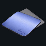 Metallic Blue Brushed Aluminium Look Monogram Laptopschutzhülle<br><div class="desc">Elegante metallische blaue Farbtöne,  einfache bürstenbehaftete Aluminium-Textur Look Ärmel Design. Benutzerdefiniert und optional Monogramm/Name. Dieses Design ist auf anderen Produkten erhältlich. Es gibt verschiedene Farbtöne und jede Farbe kann per E-Mail angefordert werden.</div>