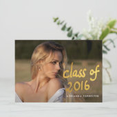 Metallic Gold Class of 2016 Typografy Foto Einladung (Stehend Vorderseite)