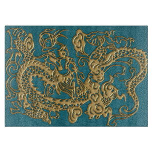 metallische Drachen 3D auf aquamarinem ledernem Schneidebrett