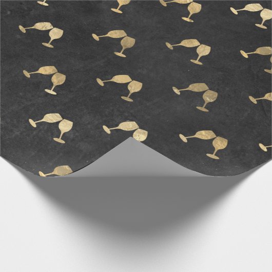 Metallische Gold-Weingläser auf der Black Decoupag Geschenkpapier (Ecke)