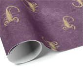 Metallische Goldskorpione auf Lila Geschenkpapier (Rolleneckpunkt)