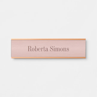 Metallische Rose, die auf den Plakat "Mauer" Türschild