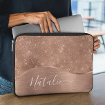 Metallische Rose Gold Glitzer Personalisiert Laptopschutzhülle<br><div class="desc">Einfach personalisieren Sie diese Rose goldgebürstetes Metall und glamouröse Imitate Glitzer gemustert Laptop-Ärmel mit Ihrem eigenen individuelle Name.</div>