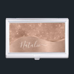 Metallische Rose Gold Glitzer Personalisiert Visitenkarten Dose<br><div class="desc">Einfach personalisieren Sie diese Rose goldgebürstetes Metall und glamouröse Imitate Glitzer gemustert Visitenkartengehäuse mit Ihrem eigenen individuelle Name.</div>