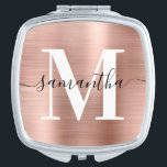 Metallische Rose Gold Signature Monogramm Taschenspiegel<br><div class="desc">Erstellen Sie Ihren eigenen personalisierten Namen und einen mit Monogramm Kompaktspiegel für eine Brautjungfrau. Die Rose Gold und rot Imitate metallische Folie digitale Kunstgrafik drucken wie ein Foto. Das zeitgenössische Schwarz-Weiß-Monogramm mit elegantem Kalligraphiedesign im Signaturstil kann individuell gestaltet werden.</div>