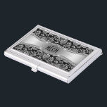 Metallische Silberflordamasken Visitenkarten Dose<br><div class="desc">Bild von metallischen silberfarbenen Blütenstauben auf schwarz als Hintergrund mit silberner Streifen und anpassbaren Monogramm.</div>