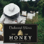 Metallische Vintage Skep Hive Imker Visitenkarte<br><div class="desc">Klassisches Gold auf der schwarzen Apiary Visitenkarte mit zartem,  zweigediegenem Rand. Zusätzliche Kontaktinformationen auf der Rückseite und bearbeitbaren beschreibenden Text über Ihre Produkte und Ort. "Vielen Dank für die Unterstützung Ihrer lokalen Imker" ist in Skripten geschrieben.</div>