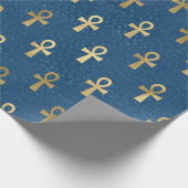 Metallischer ägyptischer Ankh auf Blau Geschenkpapier (Ecke)