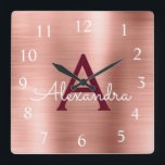 Metallischer Monogramm-Name rosa Quadratische Wanduhr<br><div class="desc">Erröten Rosa - Rosen-Gold-und Burgunder-Imitat-rostfreier Stahl-Folien-Monogramm-Name und Anfangsumhüllungs-Wand-Uhr. Die Wand-Uhr macht das perfekte Geschenk für jemand,  dem Lieben metallischen Dekor auszacken.</div>
