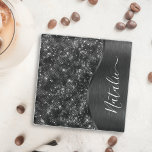 Metallischer Schwarzer Glitzer Personalisiert Glasuntersetzer<br><div class="desc">Dieses schwarz gebürstete Metall und glamouröse Imitate Glitzer gemustert Glas Untersetzer mit Ihrem eigenen individuelle Name leicht personalisieren.</div>