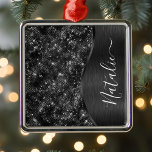 Metallischer Schwarzer Glitzer Personalisiert Ornament Aus Metall<br><div class="desc">Dieses schwarz gebürstete Metall und glamouröse Imitate Glitzer gemusterte Ornamente mit Ihrem eigenen individuelle Name.</div>