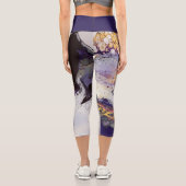 Metallisches Amethyst, Lila, Silber mit gelbem Bin Capri Leggings (Rückseite)