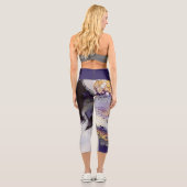 Metallisches Amethyst, Lila, Silber mit gelbem Bin Capri Leggings (Rückseite)