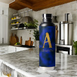 Metallisches Blau und Gold Monogramm A Trinkflasche<br><div class="desc">In der isolierten Wasserflasche befindet sich der metallische goldene Buchstabe A auf dunkelblauem,  texturiertem metallischem Hintergrund. Personalisieren Sie Ihre Daten mit einem benutzerdefinierten Namen im Goldbarren-Schriftart</div>