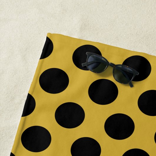 Metallisches Gold mit modernem Black Dot Style Strandtuch (Beispiel)
