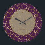 Metallisches Imitat-Gold u. lila Leopard-Druck Große Wanduhr<br><div class="desc">Eleganter moderner metallischer Imitatgoldleoparddruck über dem kundenspezifischen lila Hintergrund veränderbar auf der Website. Wenn Sie irgendeine Hilfe benötigen,  die irgendwelche meiner Entwürfe besonders anfertigt,  treten Sie mit ArtOnWear Designer in Verbindung. Textformatierung mit der Livehilfe verfügbar durch Antrag.</div>