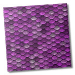 Metallisches Lila Mermaid-Scales-Muster Fliese<br><div class="desc">Dieses Metallmuster hat eine Mischung aus lila Farbtönen. Sehr unterschiedlich und modern! Egal, ob Sie es gewollt haben, um wie Meerjungfrauen oder Fischwaagen auszusehen, oder ein Nicken in ein Wasserleben gewollt haben, ohne zu wörtlich zu sein, diese Kachel ist für Sie. Sie können das Design ein- oder ausdrücken, um das...</div>