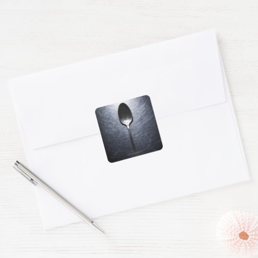 Metalllöffel auf Edelstahl Quadratischer Aufkleber (Umschlag)