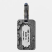 Metallmarke auf rustikalem Gestein Gepäckanhänger (Rückseite vertikal)