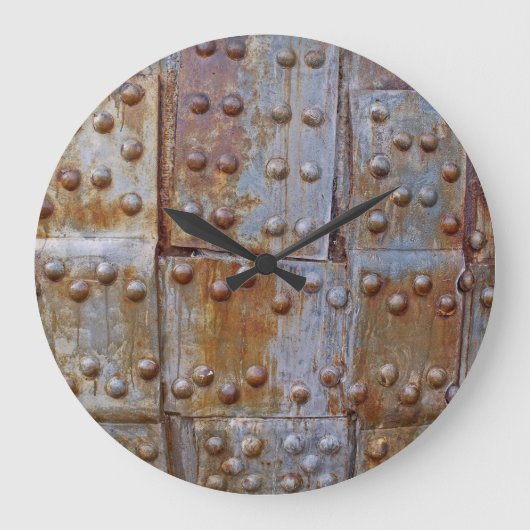 Metallrost sieht rund (groß) an der Wand aus Große Wanduhr (Vorderseite)