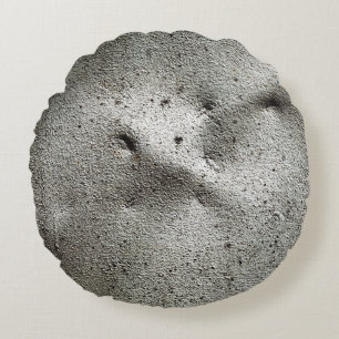 Metallstruktur mit Kratzern und Rissenabstrakt, a Rundes Kissen