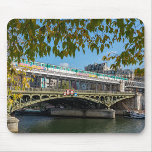 Metro auf der Bir-Hakeim-Brücke - Paris, Frankreic Mousepad