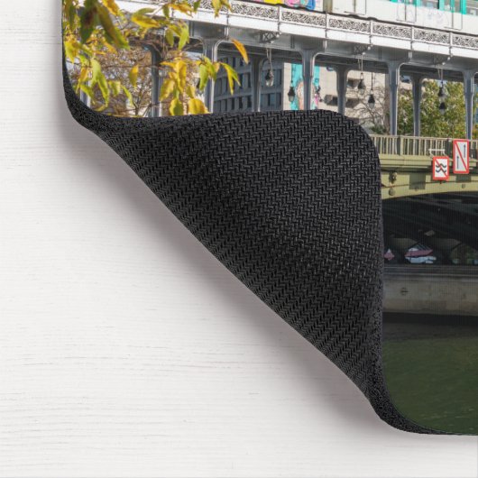 Metro auf der Brücke Bir-Hakeim - Paris, Frankreic Mousepad (Ecke)