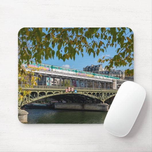 Metro auf der Brücke Bir-Hakeim - Paris, Frankreic Mousepad (Mit Mouse)