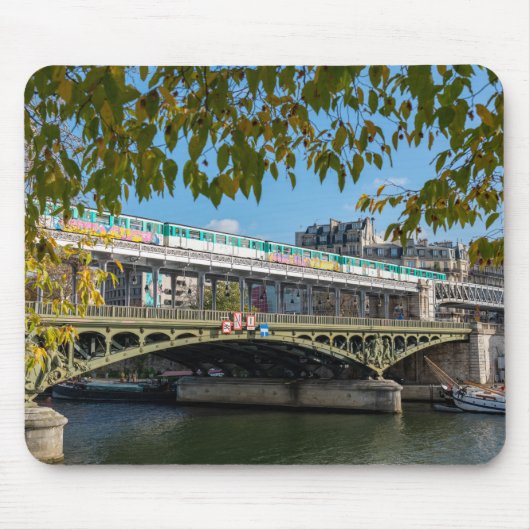 Metro auf der Brücke Bir-Hakeim - Paris, Frankreic Mousepad (Vorne)