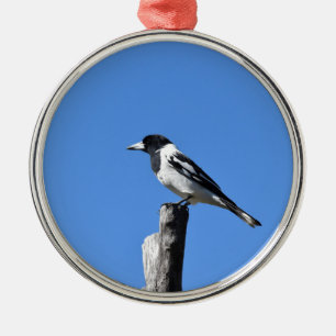 METZGER-VOGEL AUF EINEM POSTEN IN LÄNDLICHEM SILBERNES ORNAMENT