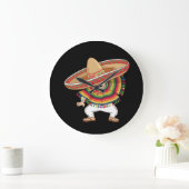 Mexican Boy Dabbing Poncho Cinco de Mayo Große Wanduhr (Zuhause)