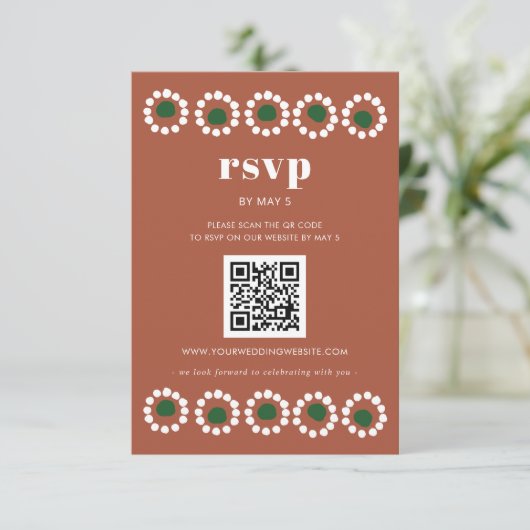 Mexican Fiesta Boho Barro Wedding QR Code RSVP Karte (Stehend Vorderseite)