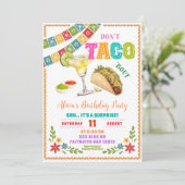 Mexican Fiesta Don't Taco Bout Surprise Birthday Einladung (Stehend Vorderseite)