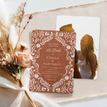 Mexican Talavera Spanish Foto Hochzeitseinladung Einladung<br><div class="desc">Mit dieser wunderschön gestalteten Hochzeitseinladung mit lebendigen mexikanischen Talavera-Kacheln und einem individuellen Foto verkünden Sie Ihren besonderen Tag. Diese Einladung ist perfekt für Hochzeiten in Urlaubsort oder spanischsprachige Feiern. Sie ist komplett auf Spanisch gehalten und verleiht Ihrer Veranstaltung eine authentische Touch. Personalisieren Sie es mit Ihren Details für eine einzigartige...</div>