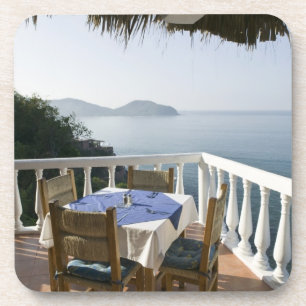 Mexico, Guerrero, Zihuatanejo. Cafétisch darüber Getränkeuntersetzer