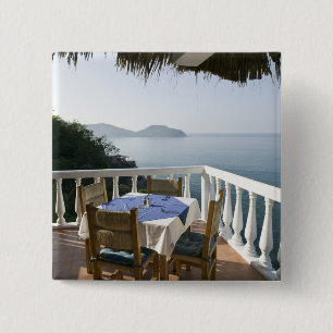 Mexico, Guerrero, Zihuatanejo. Cafétisch über Button