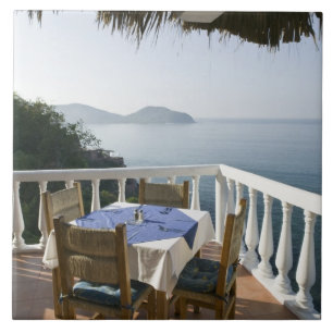 Mexico, Guerrero, Zihuatanejo. Cafétisch über Fliese