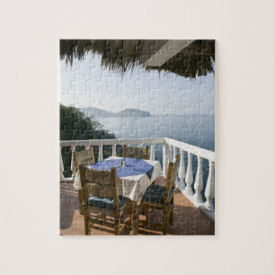 Mexico, Guerrero, Zihuatanejo. Cafétisch über Puzzle
