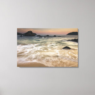 Mexico, Guerrero, Zihuatanejo. Surfen entlang eine Leinwanddruck