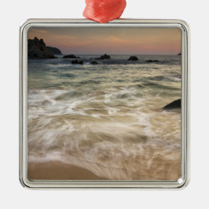 Mexico, Guerrero, Zihuatanejo. Surfen entlang eine Silbernes Ornament