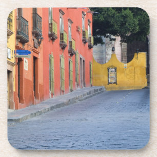 Mexico, San Miguel de Allende, Häuser entlang Getränkeuntersetzer