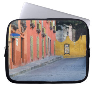 Mexico, San Miguel de Allende, Häuser entlang Laptopschutzhülle